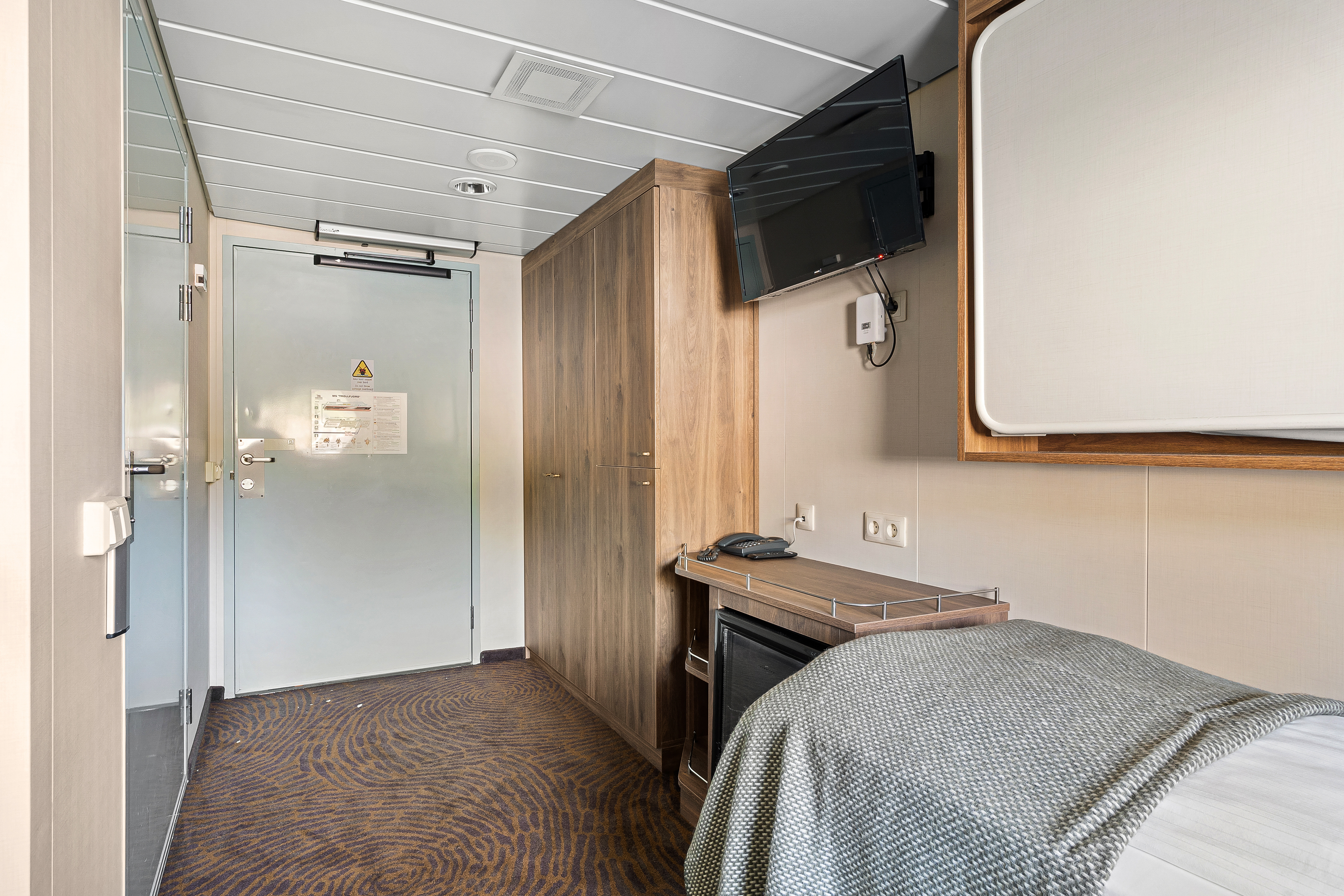 Arctic Superior | Accessible triple on middle deck with window
